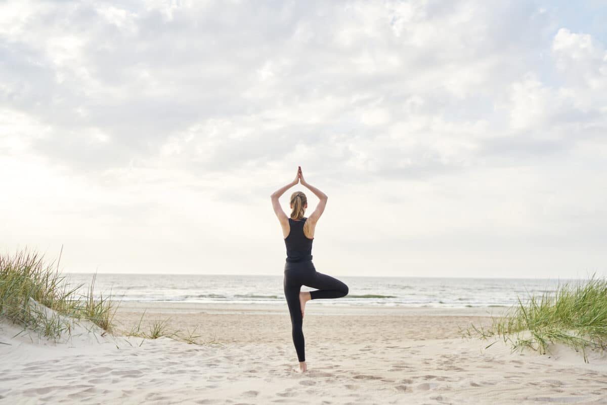Yoga vanuit je huisje aan zee aan de Nederlandse kust