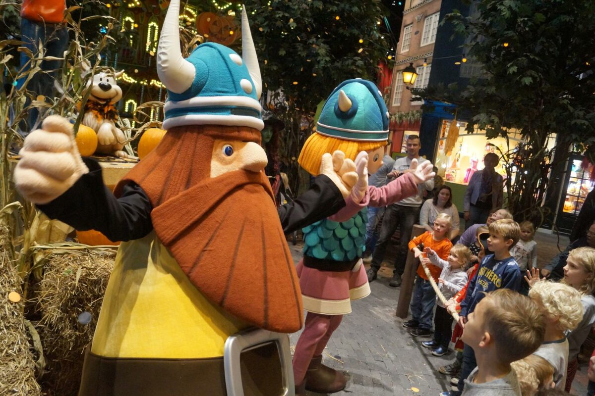 Wickie de Viking meet & greet met jonge kinderen in pretpark Plopsa Indoor Coevorden.