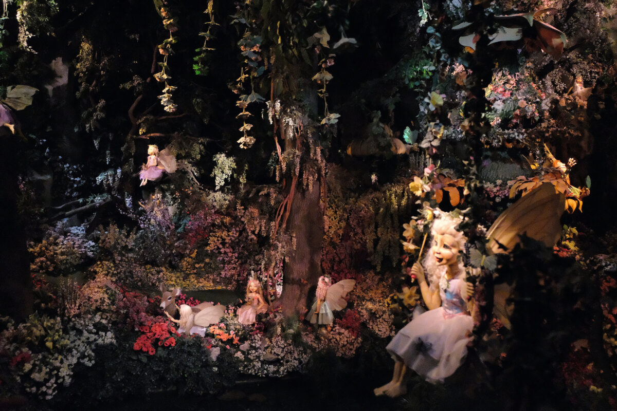 Sprookjesfiguren en magische lichten in de attractie Droomvlucht in de Efteling.