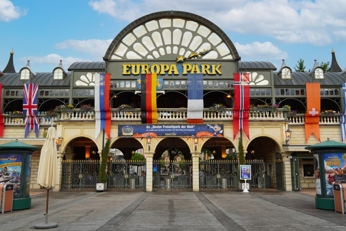 Ingang van Europa-Park met Europese vlaggen en klassieke architectuur.
