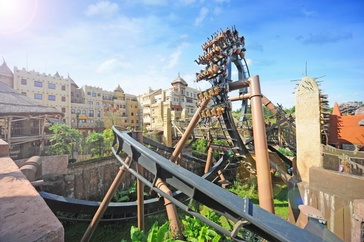 Achtbaan Black Mamba in Afrikaans themagebied van Phantasialand Brühl.