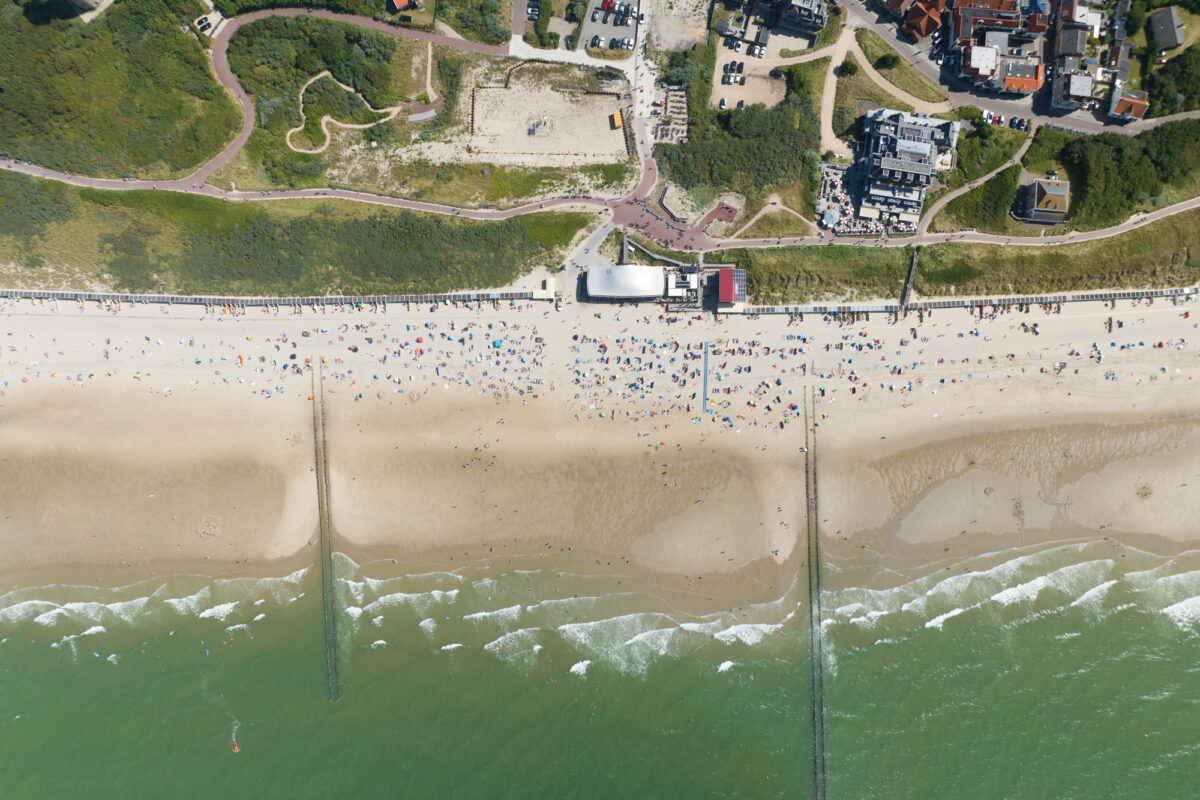 Luchtfoto van het strand en de duinen van Domburg op een zomerse dag