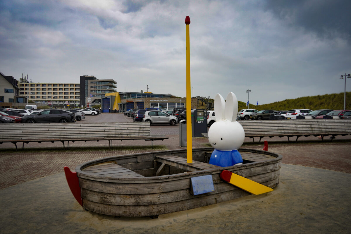 Nijntje-beeld in een houten roeiboot bij de strandopgang van Egmond aan Zee.