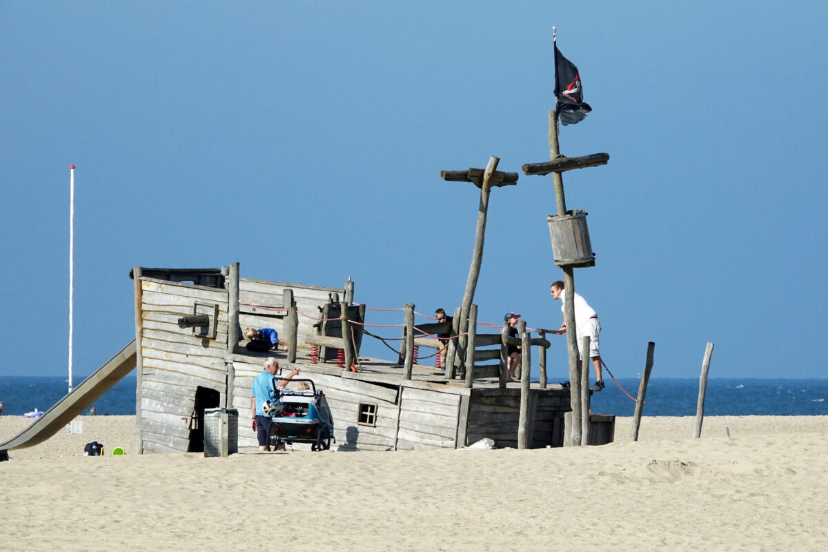 Een van de kindvriendelijke stranden is Renesse waar ze speelattributen hebben op het strand zelf