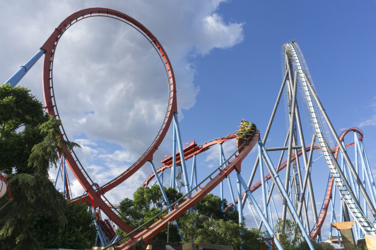 Snelle achtbaan met loopings in PortAventura World tegen een blauwe lucht.