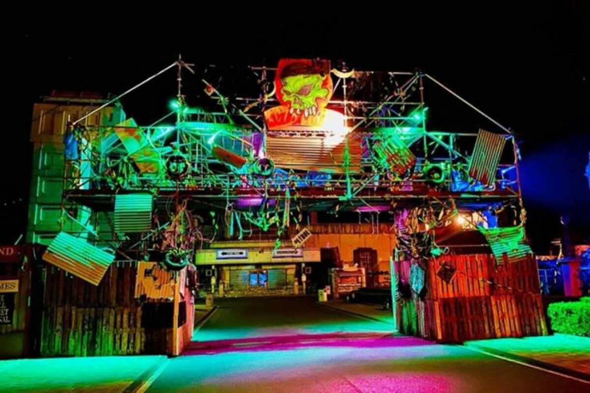 Griezelige Halloween-decoraties met mist en pompoenen in Movie Park Germany.