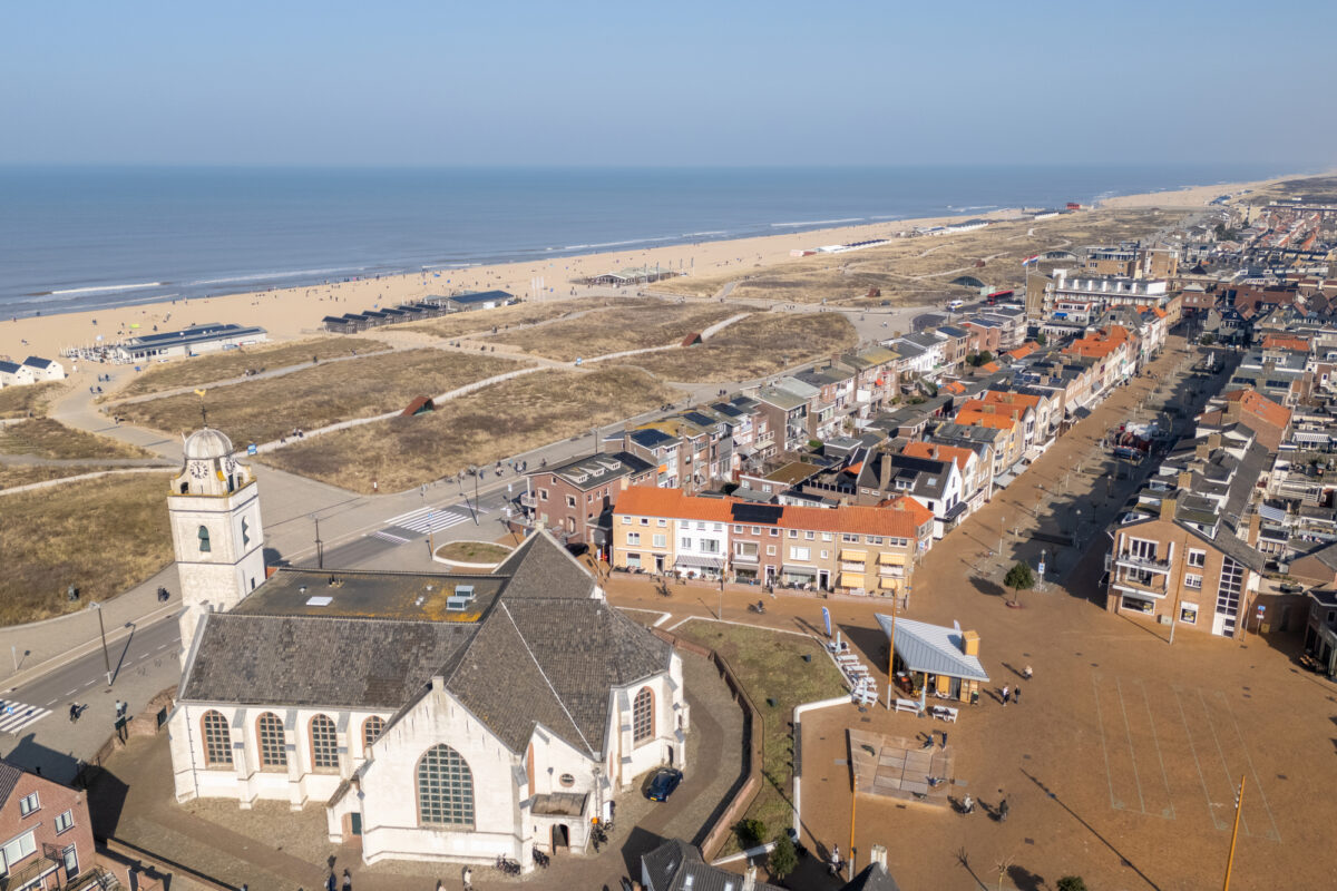 Luchtfoto van Katwijk aan Zee met de witte kerk, dorpscentrum, duinen en strand