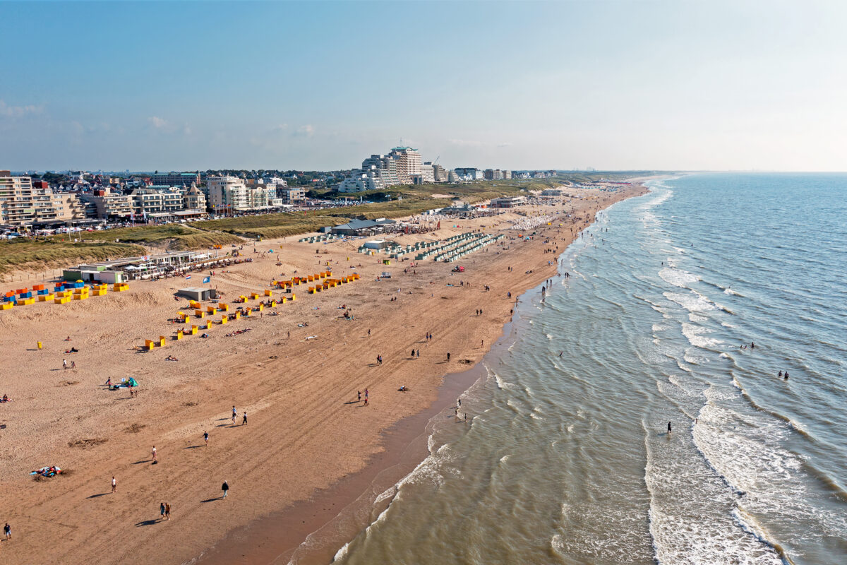 Luchtfoto van het strand en de boulevard van Noordwijk aan Zee op een zonnige dag
