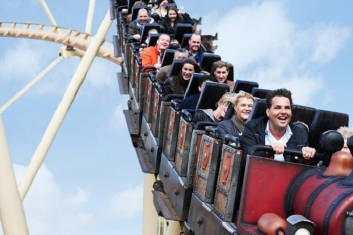 Gezinnen in een draaiende achtbaan in attractiepark Slagharen