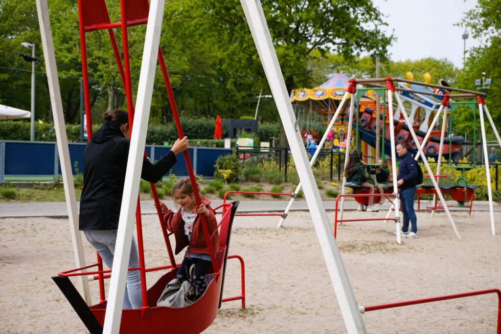 Kind speelt in schommelschip bij DippieDoe – pretpark jonge kinderen in Noord-Brabant