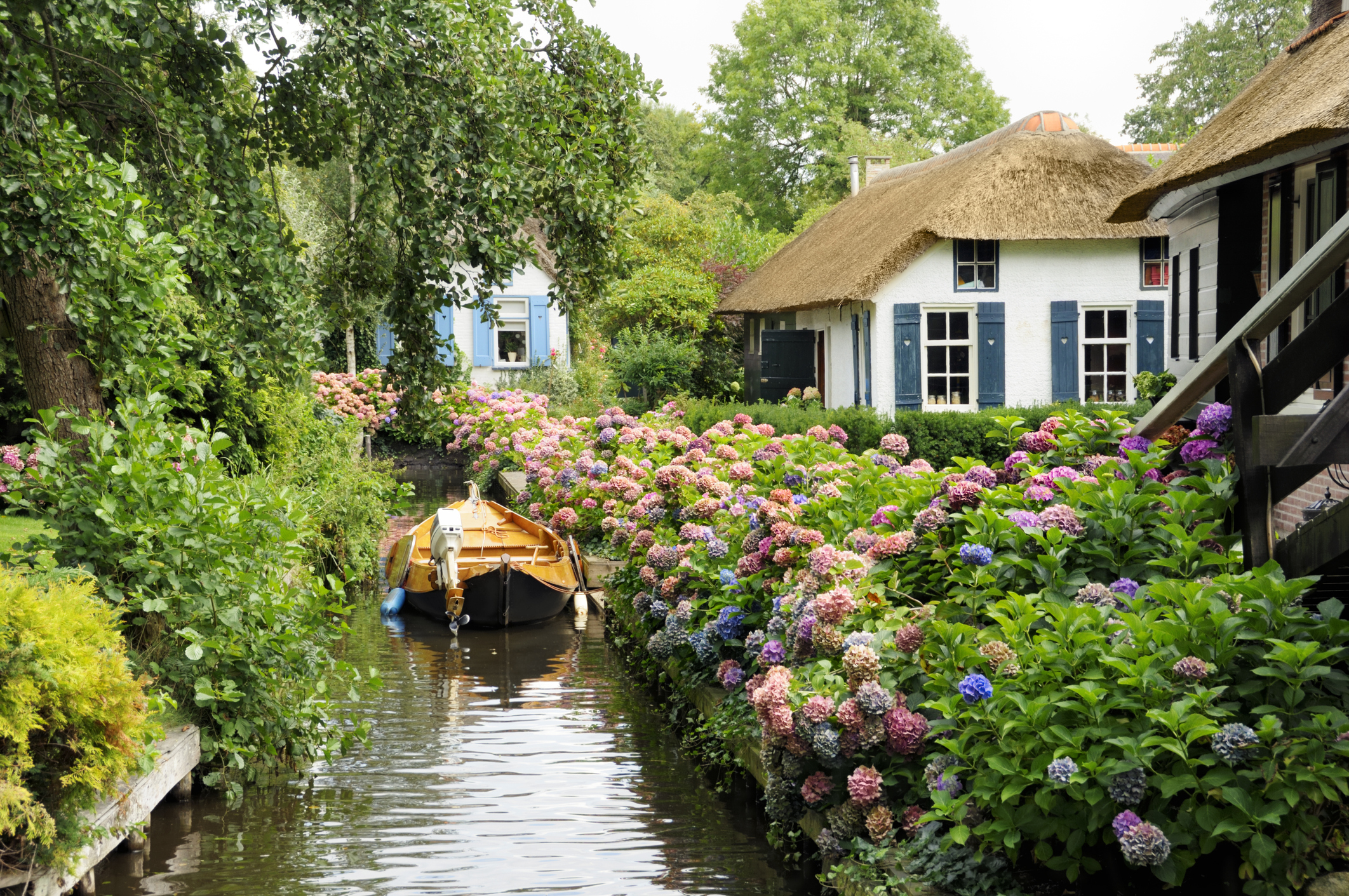 Fluisterboot in Giethoorn tijdens zomervakantie in Nederland