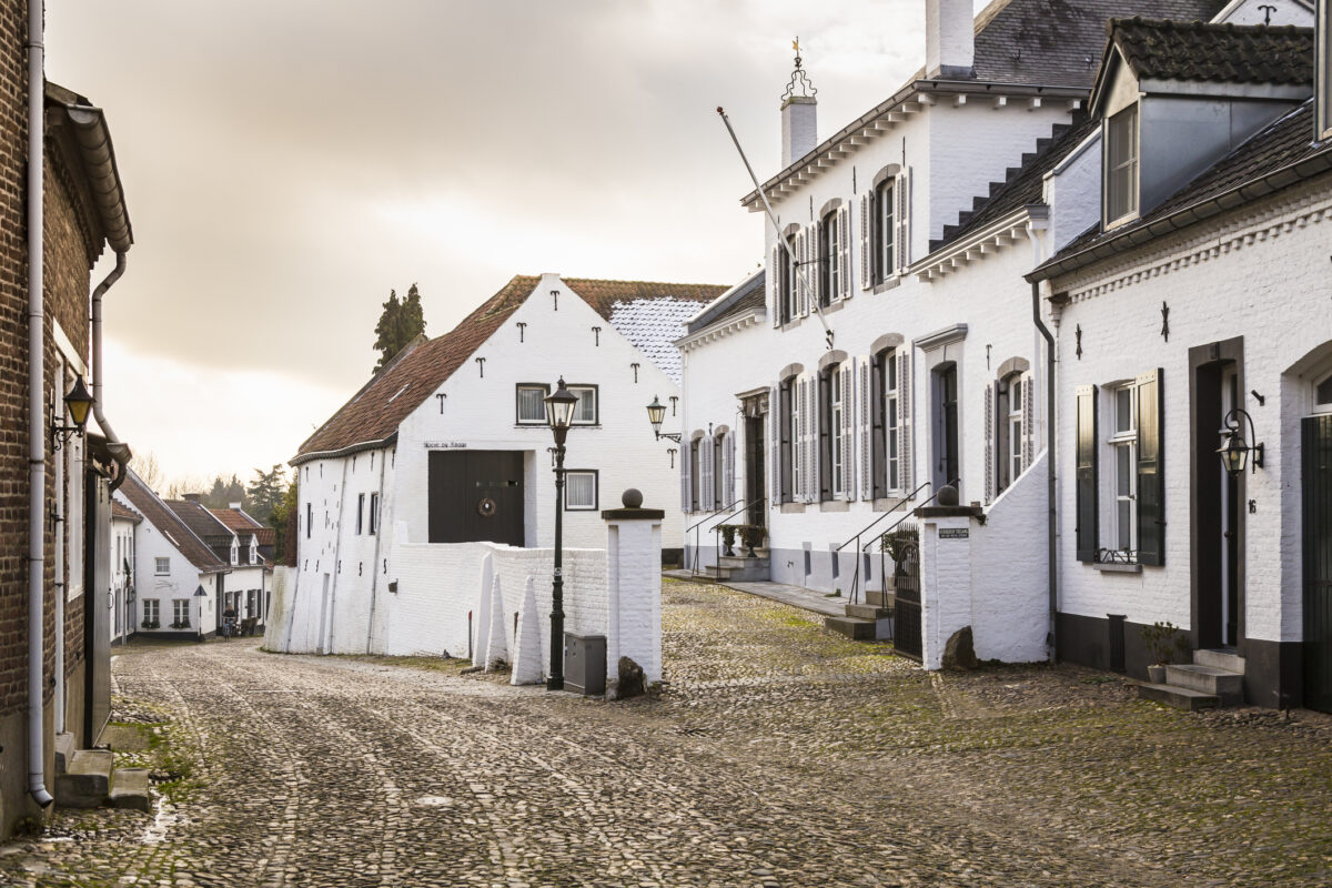 Historisch straatje in Thorn tijdens een zomervakantie in Nederland