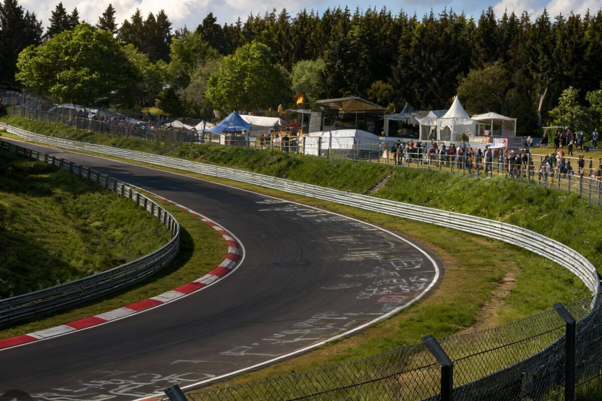 De Nürburgring in de Eifel, Duitsland – het wereldberoemde racecircuit omgeven door bossen, met toeschouwers langs de bocht van het parcours.