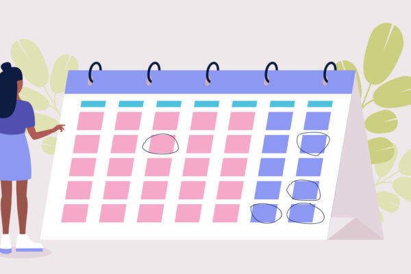 Vrouw die vakantiedagen plant op kalender voor 2026 met gemarkeerde vrije dagen en lange weekenden.