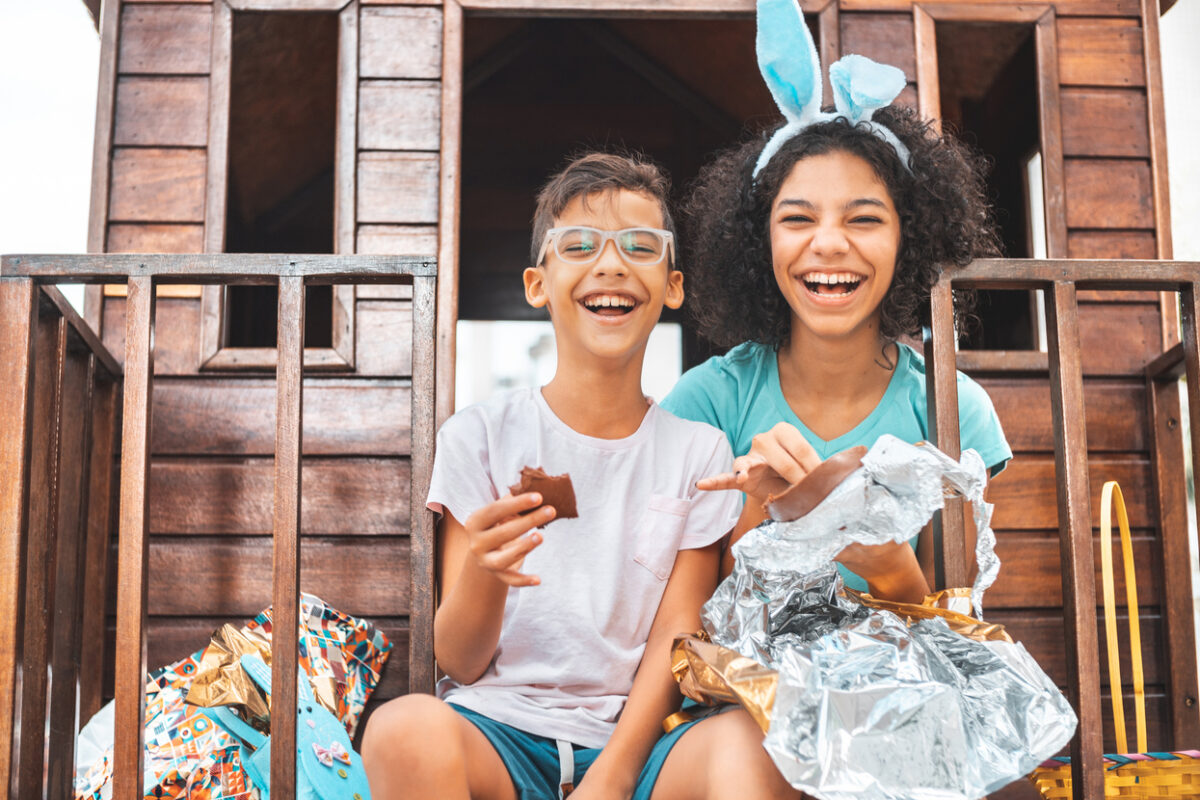 Kinderen genieten van de paasvakantie bij een vakantiehuis in Nederland.