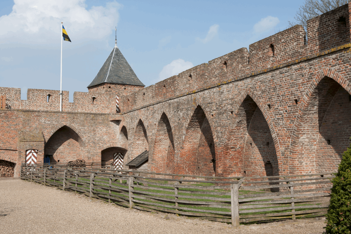 Binnenplaats en verdedigingsmuur van Kasteel Doornenburg met bakstenen bogen en toren middeleeuwse Kastelen in Nederland