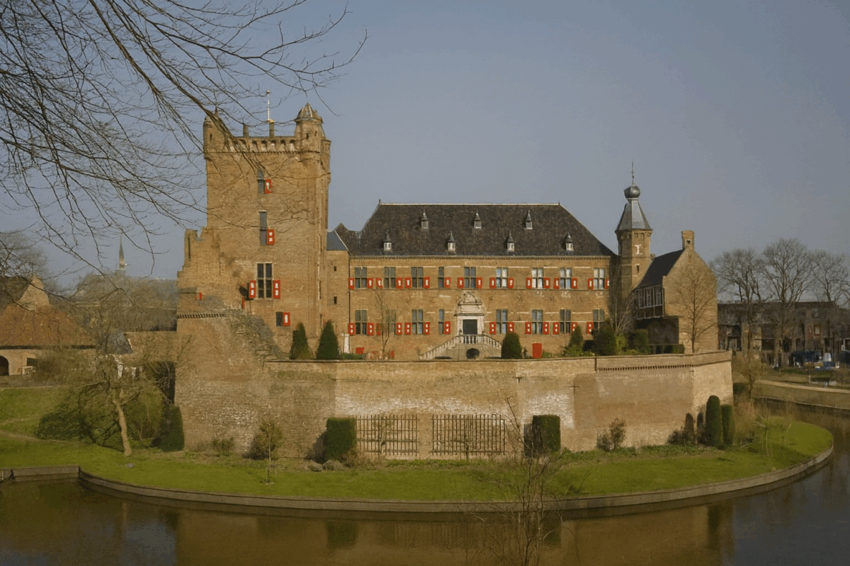 Kasteel Huis Bergh met vestingmuur en slotgracht gezien vanaf de voorzijde.