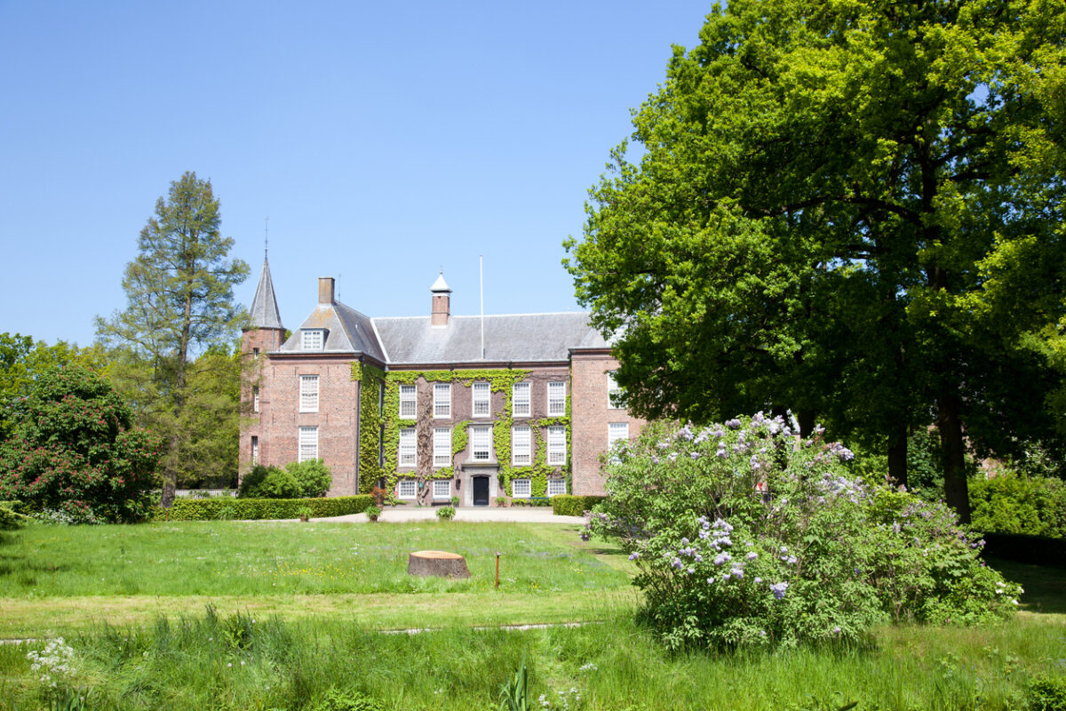 Slot Zuylen in Oud-Zuilen, omgeven door groene tuinen en bloeiende struiken.