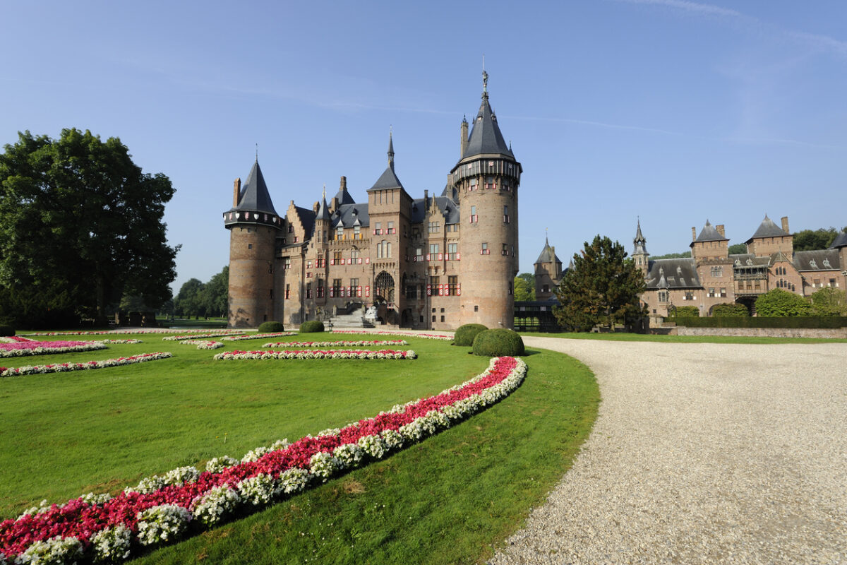 Kastelen in Nederland: Kasteel de Haar in Utrecht met torens, statige gevels en kleurrijke kasteeltuinen.