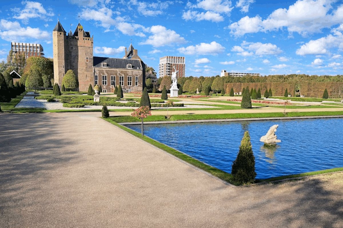 Kasteel Assumburg met zijn symmetrische tuinen en vijvers op een zonnige dag in Heemskerk.