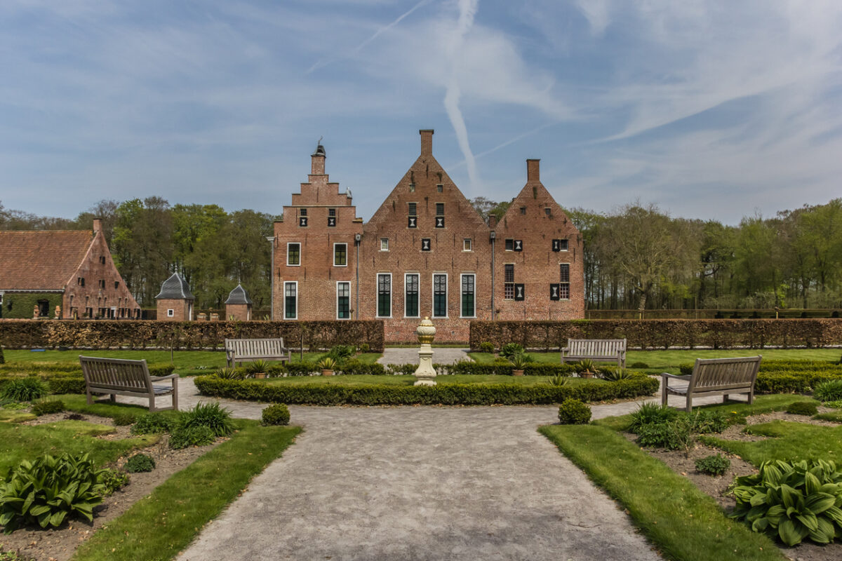 Menkemaborg in Uithuizen, een 18e-eeuws Gronings kasteel met symmetrische gevels en formele tuinen.