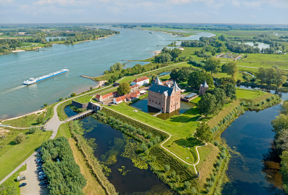 Luchtfoto van Slot Loevestein tussen de Maas en de Waal, een van de populairste kastelen  in Nederland