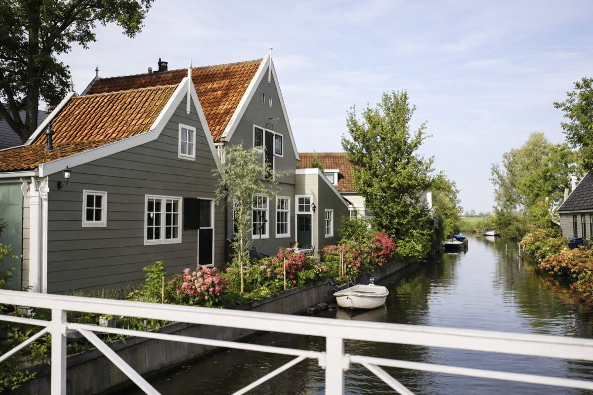 Houten huizen langs het water in Broek in Waterland