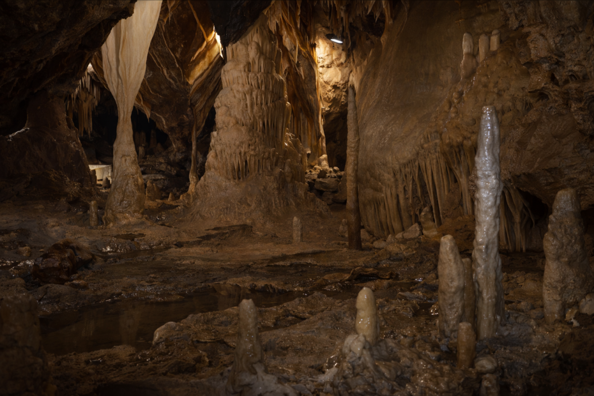 Binnen in de Atta-Höhle – indrukwekkende druipsteengrot in het Sauerland