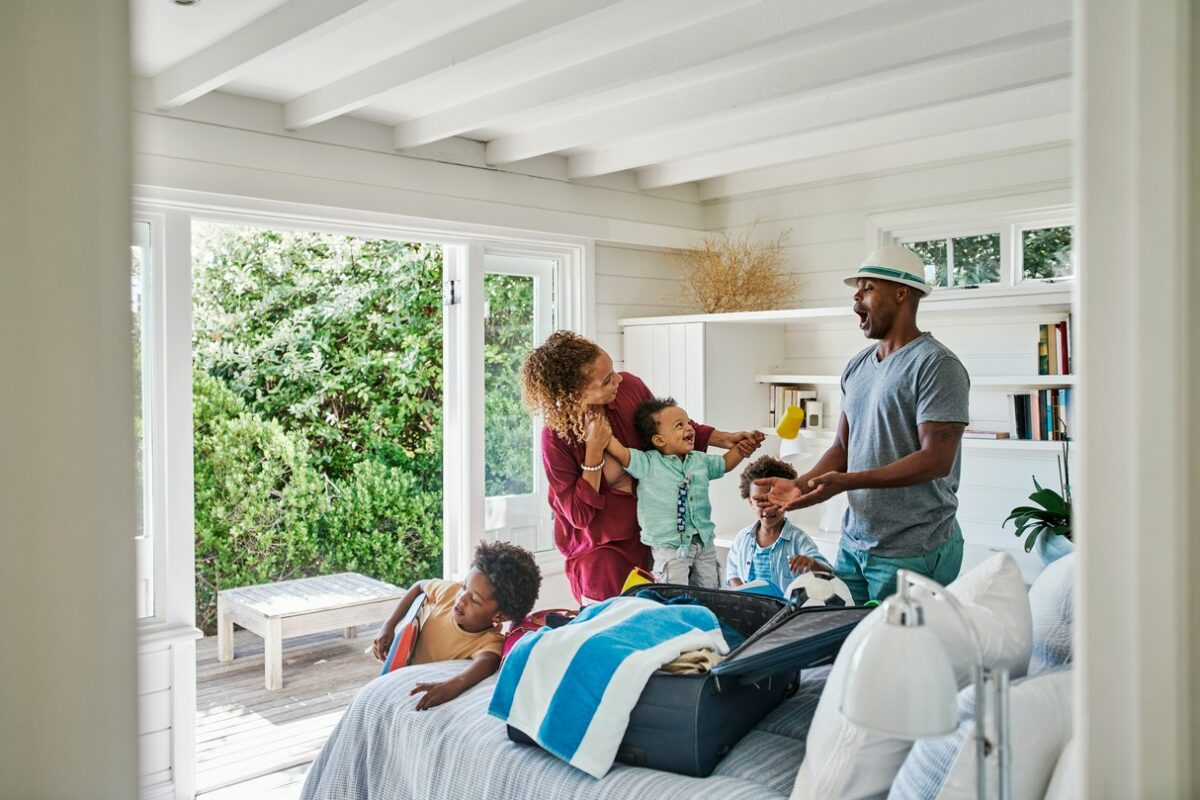 Gezin arriveert in een vakantiewoning en pakt samen de koffers uit