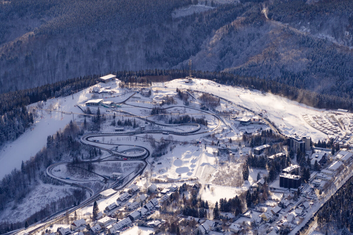 Rodelbaan in Winterberg in de winter, met besneeuwde hellingen en bossen in het Sauerland