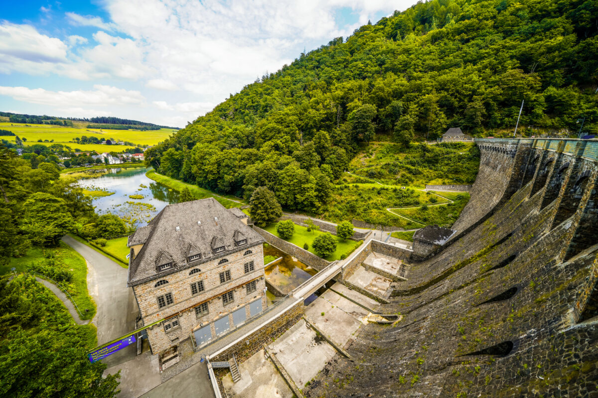 Stuwdam van de Diemelsee, met uitzicht op groene heuvels en het omliggende landschap.