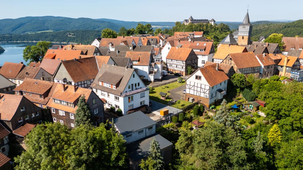 Droneshot van een duits dorpje door een Vakantiehuis Fotograaf