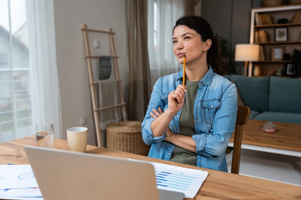 vrouw aan het denken over de vakantiehuur regels 2026